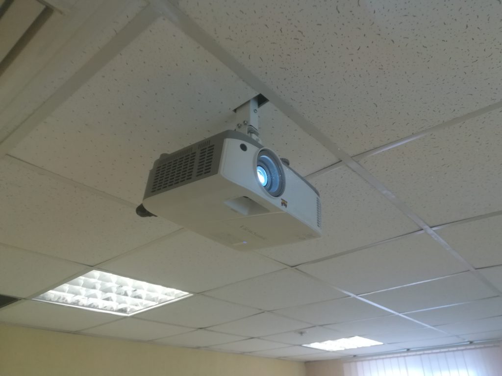 Проектор на подвесной потолок
